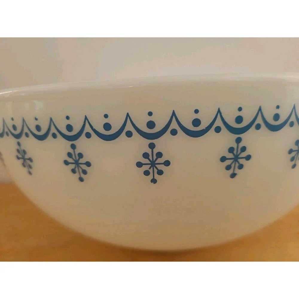 Pyrex Snowflake 443 Blue White Garland Cinderella 2-1/2 Qt Mixing Bowl Vintage